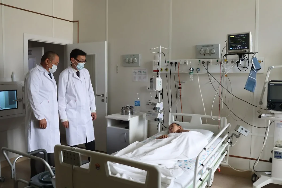 Анатолий Югай посетил отравившихся в лагере детей. Фото © t.me / Anatoliy_Yugay