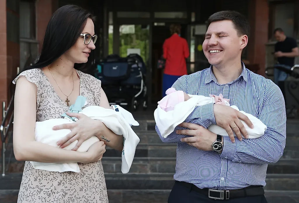 Право на маткапитал в 2024 году имеют матери и отцы. Фото © ТАСС / Сергей Фадеичев