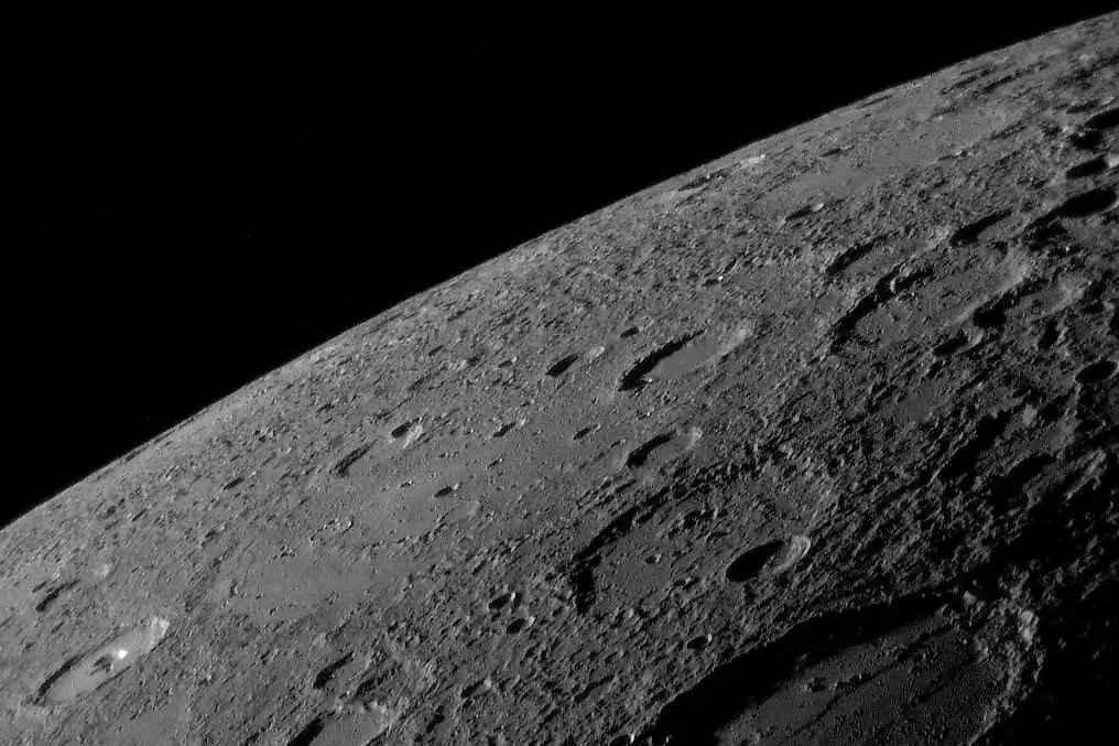 Снимок поверхности Меркурия, сделанный зондом MESSENGER в 2008 году. Фото © Wikipedia / NASA