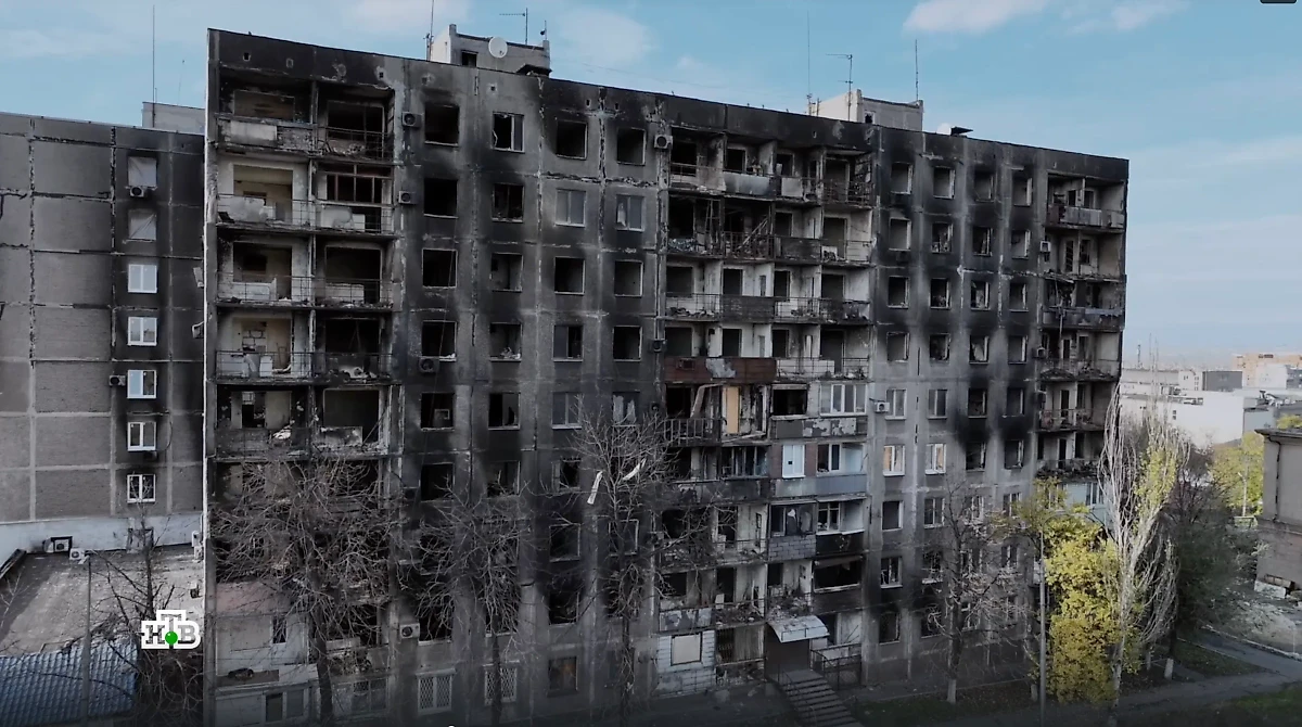 Многоквартирный дом полностью выгорел после обстрела ВСУ, но одна квартира чудом уцелела. Фото © НТВ "Когда придёт весна" / Rutube.ru