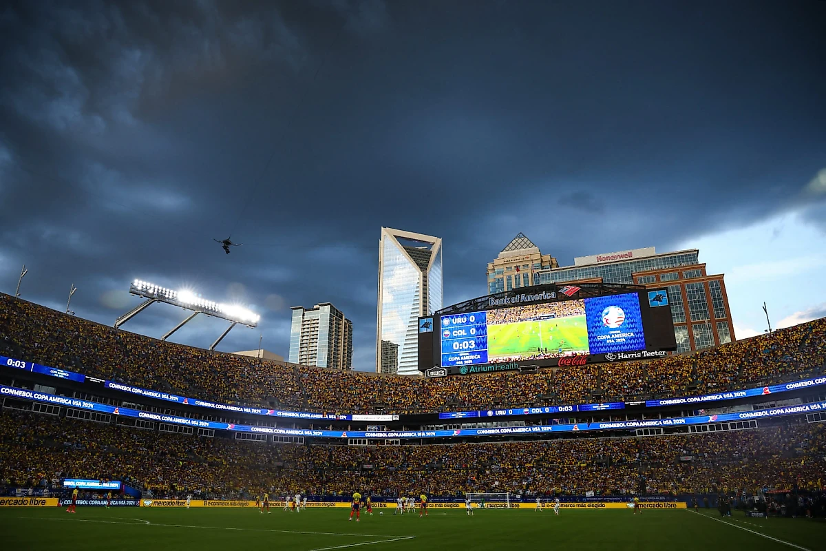 Полный стадион в Шарлотте на игре сборных Колумбии и Уругвая. Обложка © X / CONMEBOL Copa América