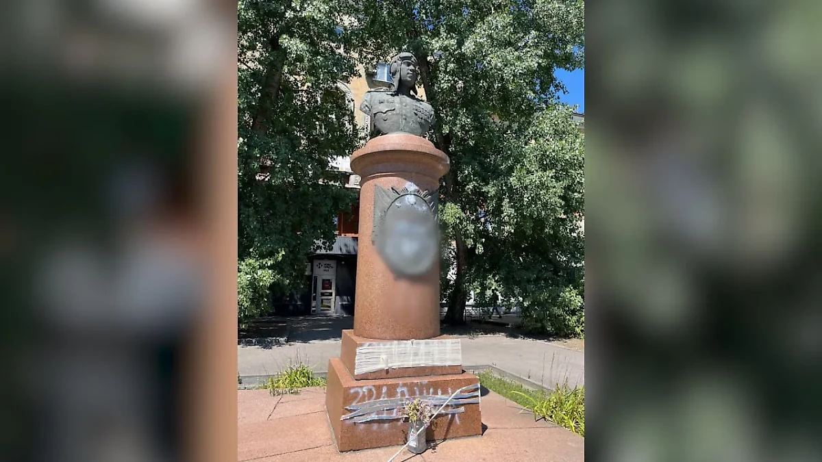 Памятник Анатолию Брандысу в Днепропетровске, разрисованный вандалами. Обложка © Telegram / "Политика страны"