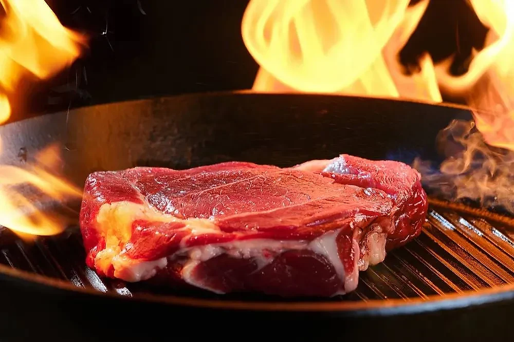 Глянцевый, упругий кусок мяса идеально подходит для шашлыка. Обложка © Shutterstock / FOTODOM / Arakelyan Andrey