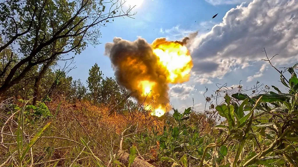 Работа расчёта 152-мм гаубицы "Гиацинт-Б". Обложка © ТАСС / Алексей Коновалов