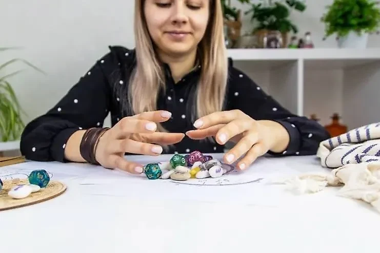 Если у человека в дате рождения много троек, значит, он нуждается в постоянном общении и новых знакомствах. Фото © Shutterstock / FOTODOM / Anuata23