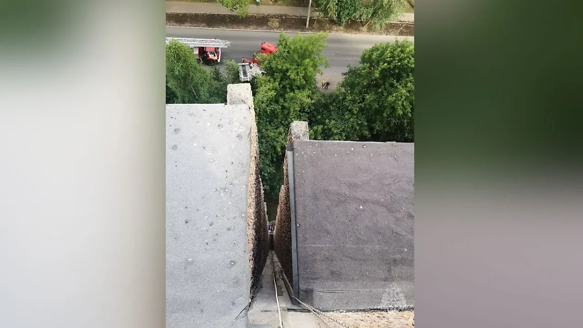 Щель между стенами, в которую провалилась девочка в Кирове. Фото © Telegram / МЧС России