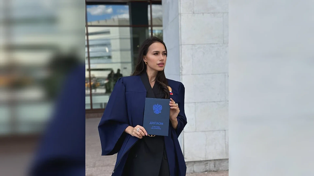 Алина Загитова с дипломом о высшем образовании. Обложка © Telegram / Алина Загитова