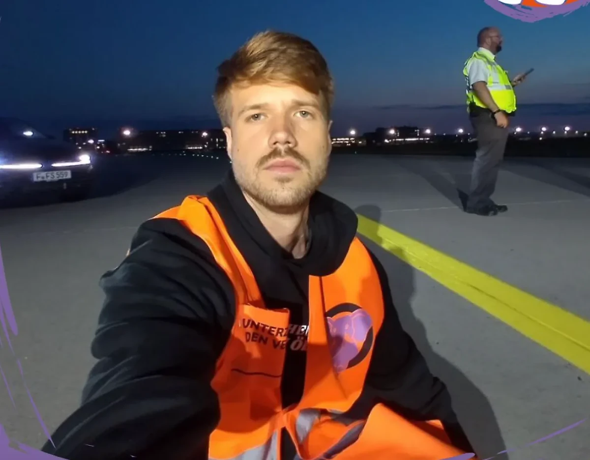 Один из участников акции, приклеивший себя к ВПП в аэропорту Франкфурта. Фото © X / Oil Kills