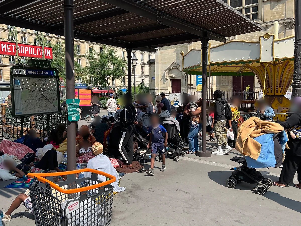 Стихийный митинг бездомных мигрантов в Париже. Фото © X / CaronAymericoff