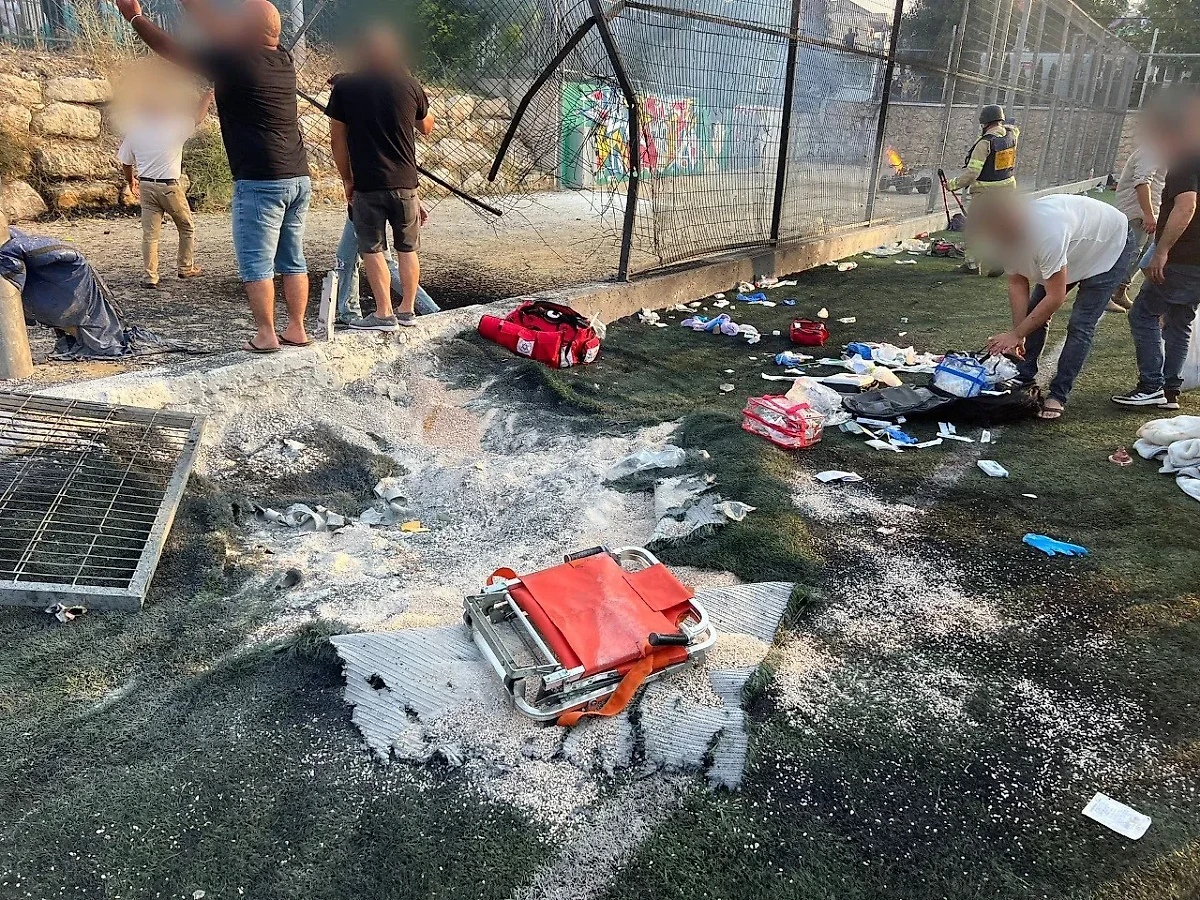 Последствия удара по футбольному полю в посёлке Мадждаль-Шамс. Фото © Telegram / Magen David Adom