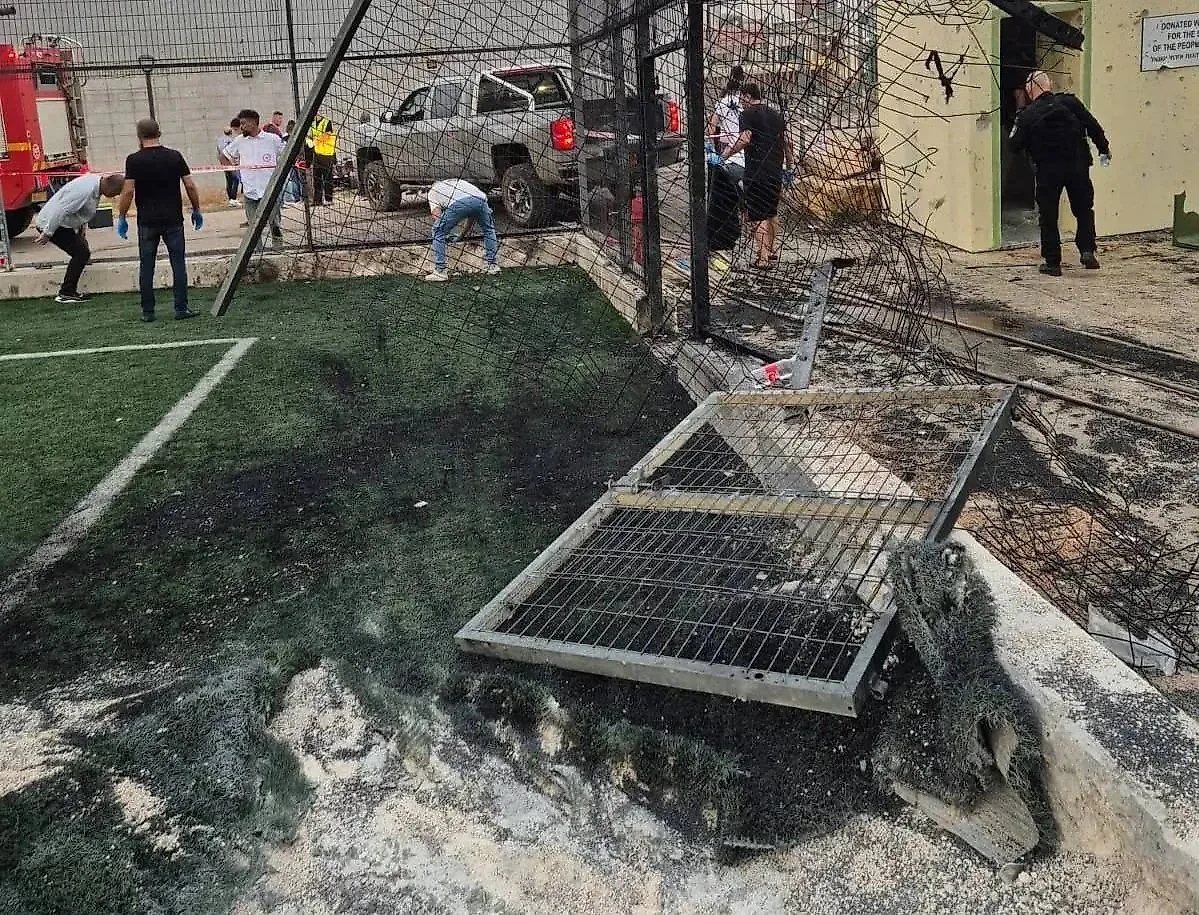 Футбольная площадка после падения ракеты в посёлке Мадждаль Шамс. Обложка © Пресс-служба ЦАХАЛ