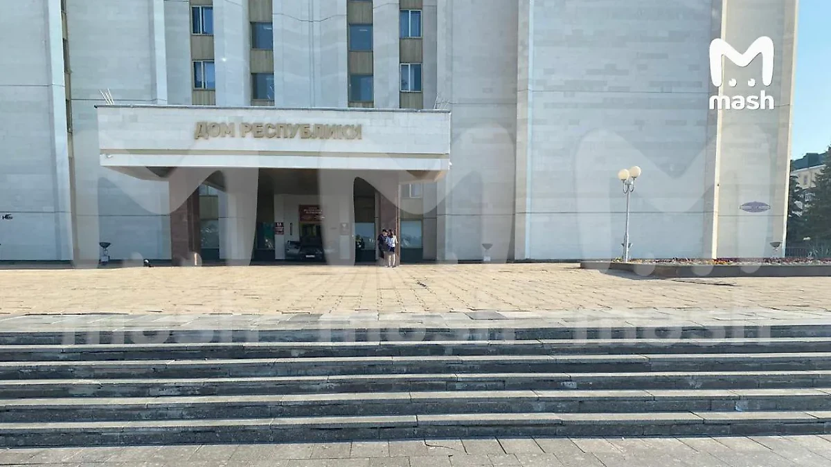 Легковушка протаранила здание Правительства Мордовии в Саранске. Фото © Telegram / Mash