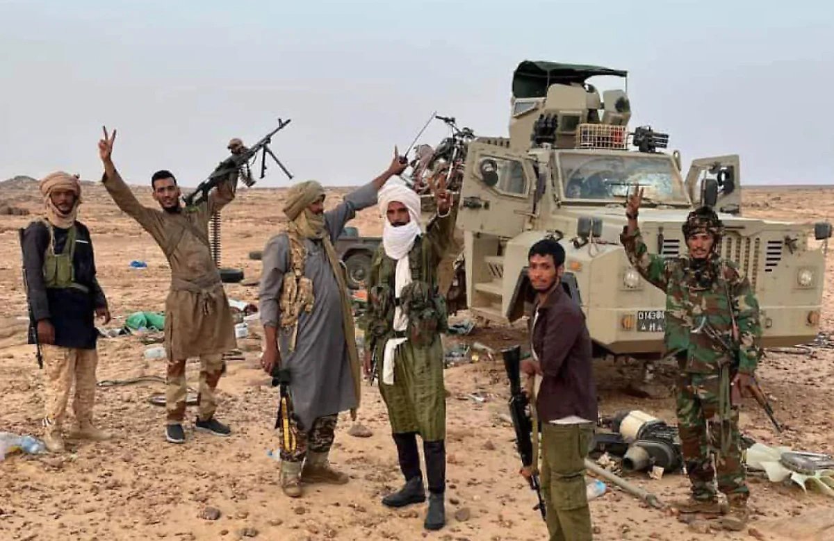 Террористы сфотографировались на фоне бронеавтомобиля, рядом с которым, возможно, делал фото Белый. Фото © Telegram / Военный обозреватель