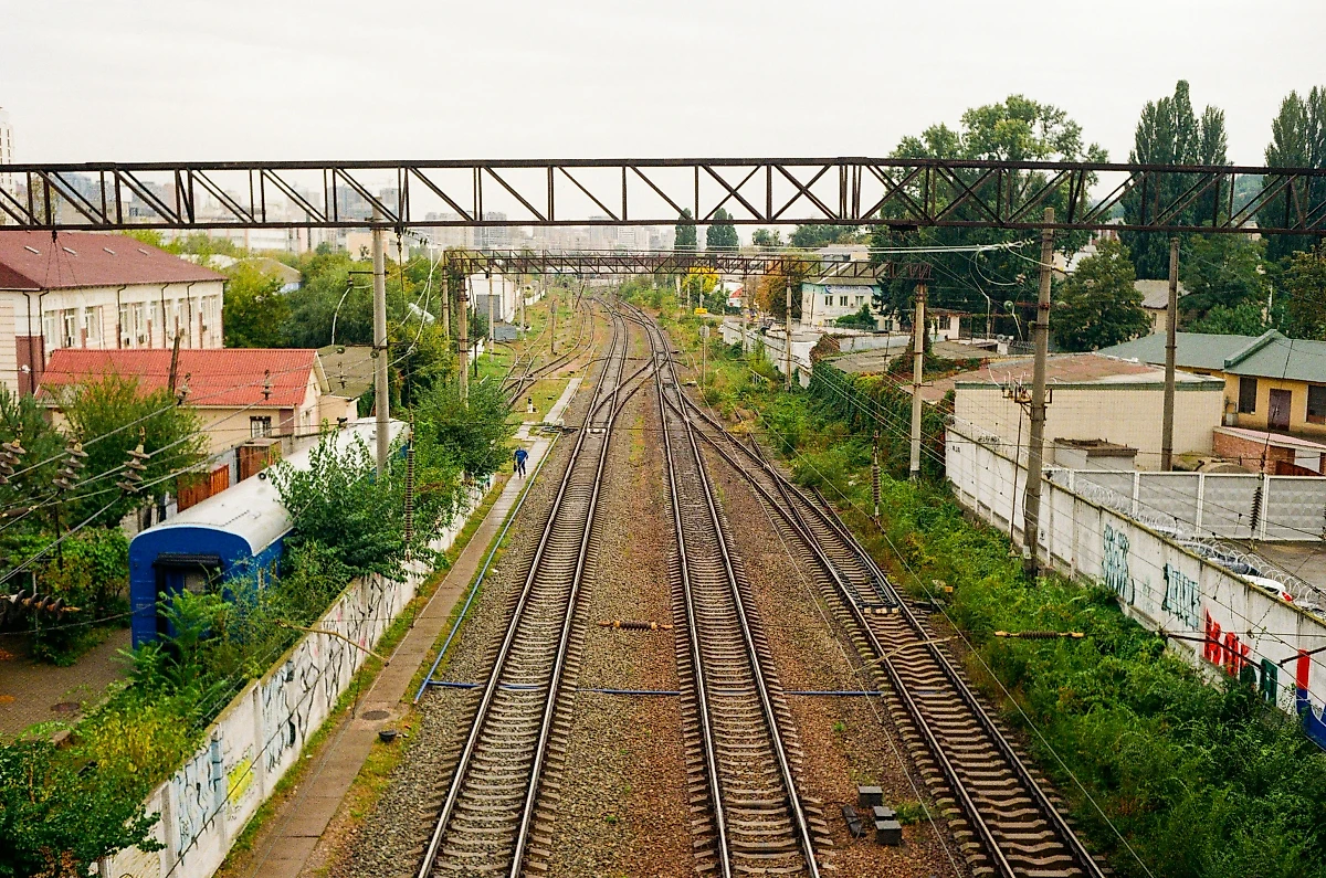 Железная дорога в Киеве. Обложка © Unsplash / Alexandra Smielova