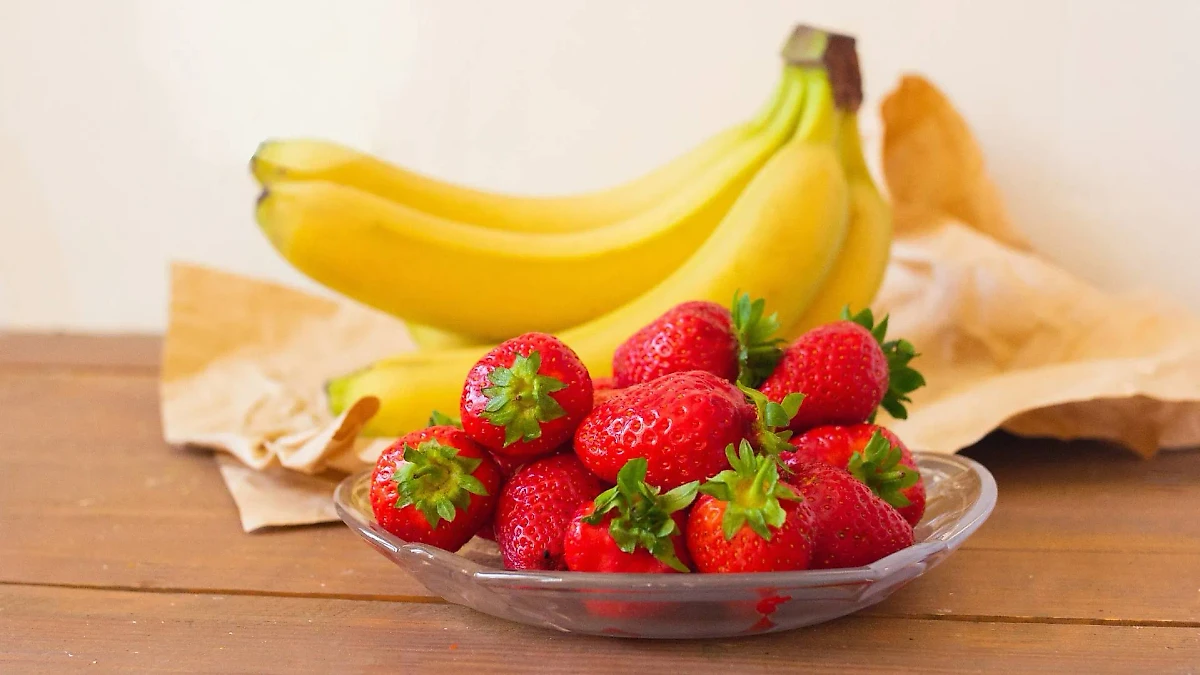 Для приготовления необходимо нарезать 500 граммов клубники на четвертинки, а три банана — кружочками. Фото © Shutterstock / FOTODOM / naran-ho
