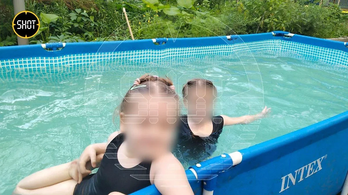 Бассейн во дворе дома в Басманном районе. Фото © SHOT