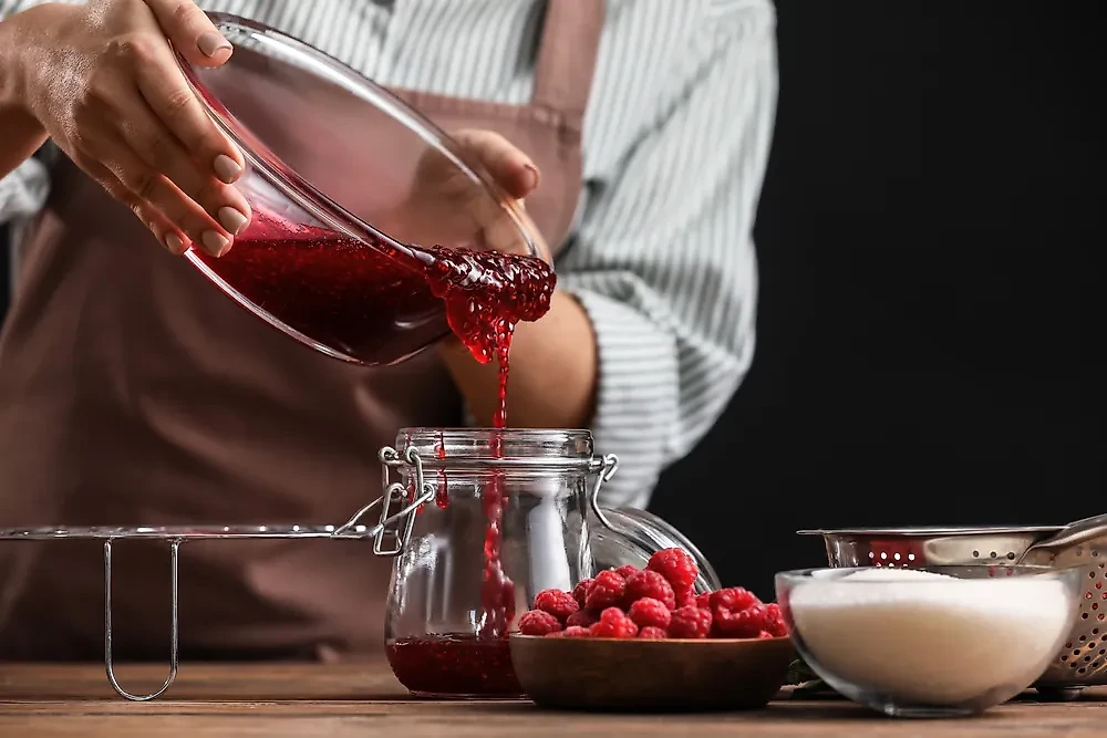 Горячее желе нужно разлить по банкам. Фото © Shutterstock / FOTODOM / Pixel-Shot