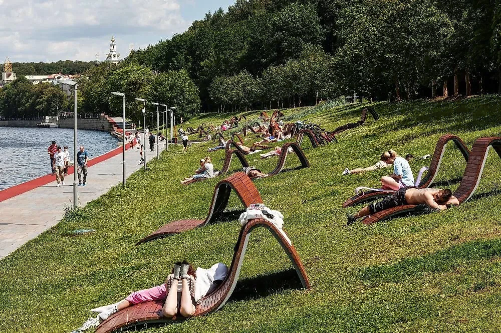 В Москве +35: как убивает жара и что делать, чтобы не получить тепловой удар. Фото © ТАСС / Михаил Терещенко