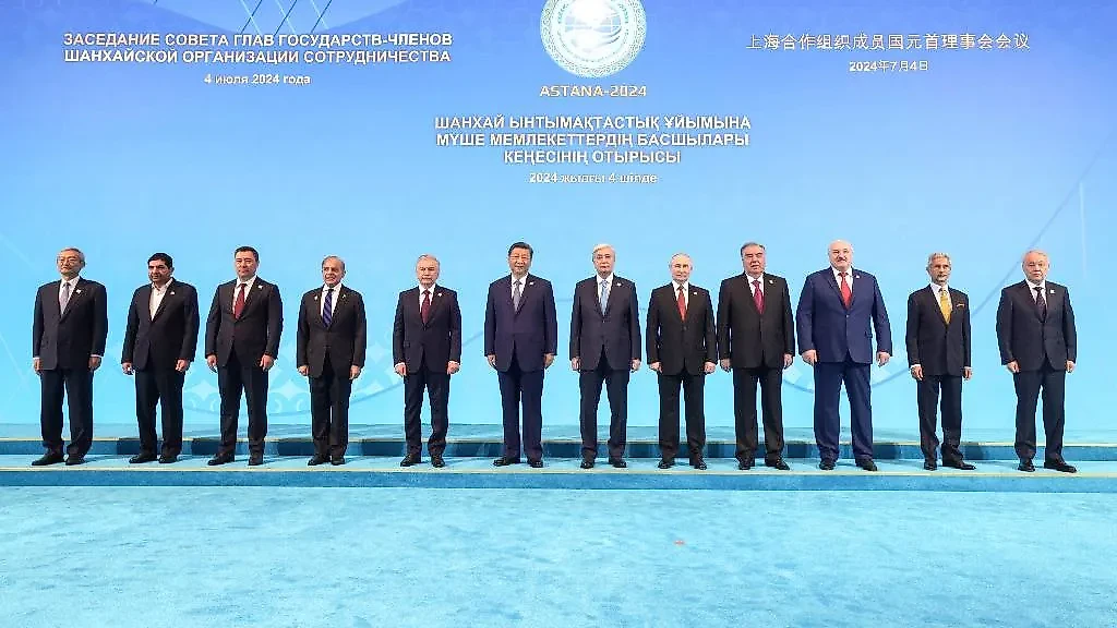 Генеральный секретарь ШОС Чжан Мин, исполняющий обязанности президента Ирана Мохаммад Мохбер, президент Киргизии Садыр Жапаров, премьер-министр Исламской Республики Пакистан Шахбаз Шариф, президент Узбекистана Шавкат Мирзиёев, председатель КНР Си Цзиньпин, президент Казахстана Касым-Жомарт Токаев, президент РФ Владимир Путин, президент Таджикистана Эмомали Рахмон, президент Белоруссии Александр Лукашенко, министр иностранных дел Индии Субраманьям Джайшанкар (слева направо) на совместном фотографировании глав делегаций государств – членов ШОС. Фото © ТАСС / Гавриил Григоров