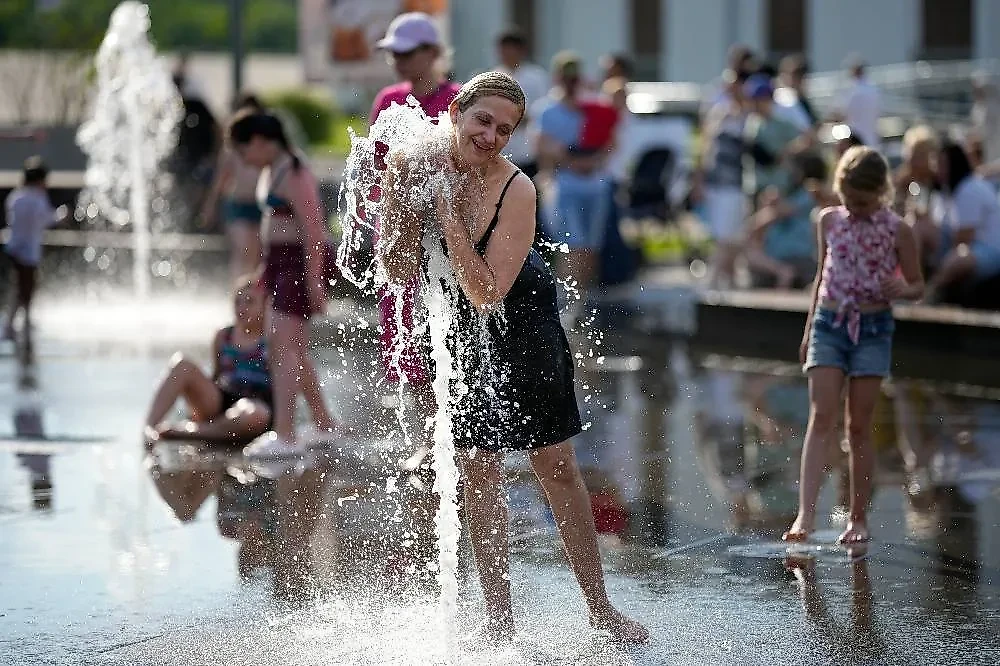 Чем опасна жара и высокая влажность? Биолог рассказала о возможных последствиях для организма. Фото © ТАСС / АР / Alexander Zemlianichenko