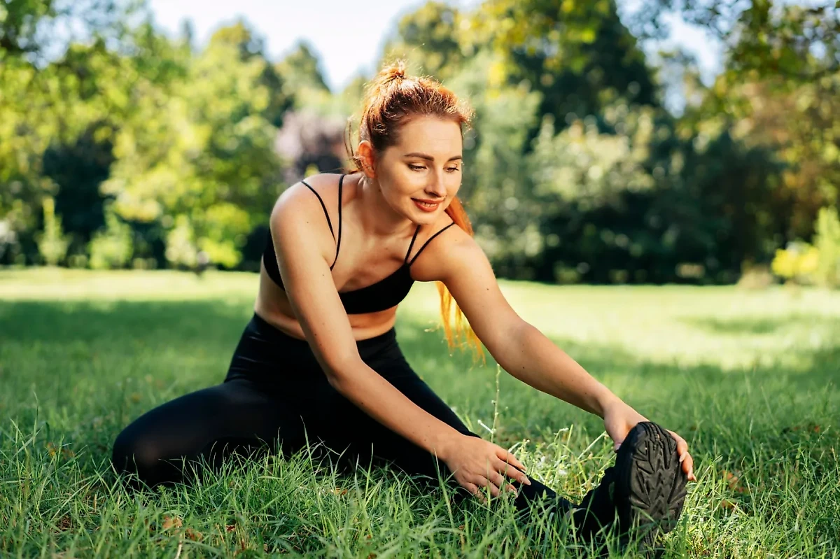 Физические упражнения на улице позволяют насытить организм кислородом, что благотворно влияет на общее состояние здоровья и способствует улучшению обмена веществ. Фото © Freepik