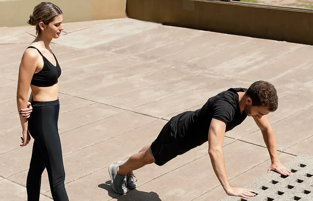 Отжимания с коленей на скамье — упрощённый вариант классических отжиманий. Фото © Freepik