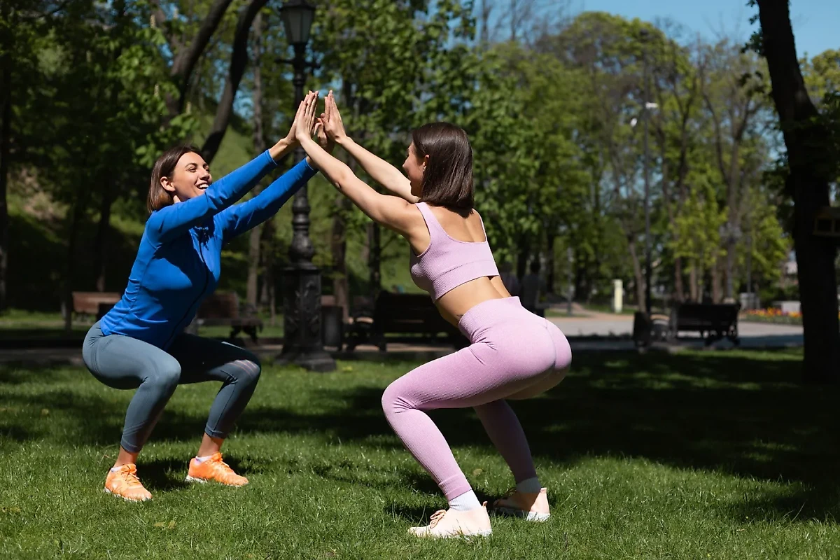 Классические приседания — отличный способ укрепить ягодицы, бёдра и икры. Фото © Freepik / kroshka__nastya