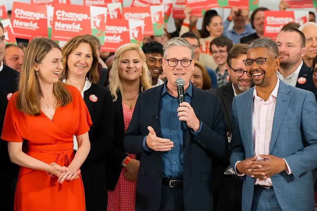 Лидер лейбористов Кир Стармер со сторонниками. Обложка © X / Keir Starmer