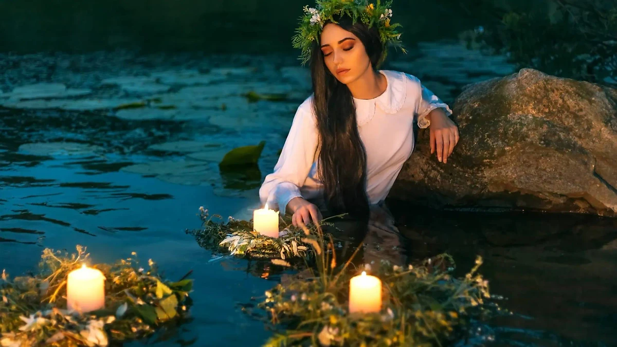В Иванов день было принято пускать венки по воде и гадать на любовь. Фото © Shutterstock / FOTODOM / Ironika