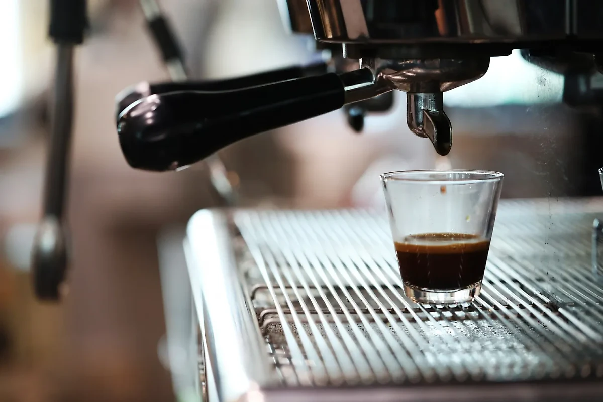 Регулярное употребление кофе предотвращает развитие рака печени. Обложка © Freepik / Racool_studio