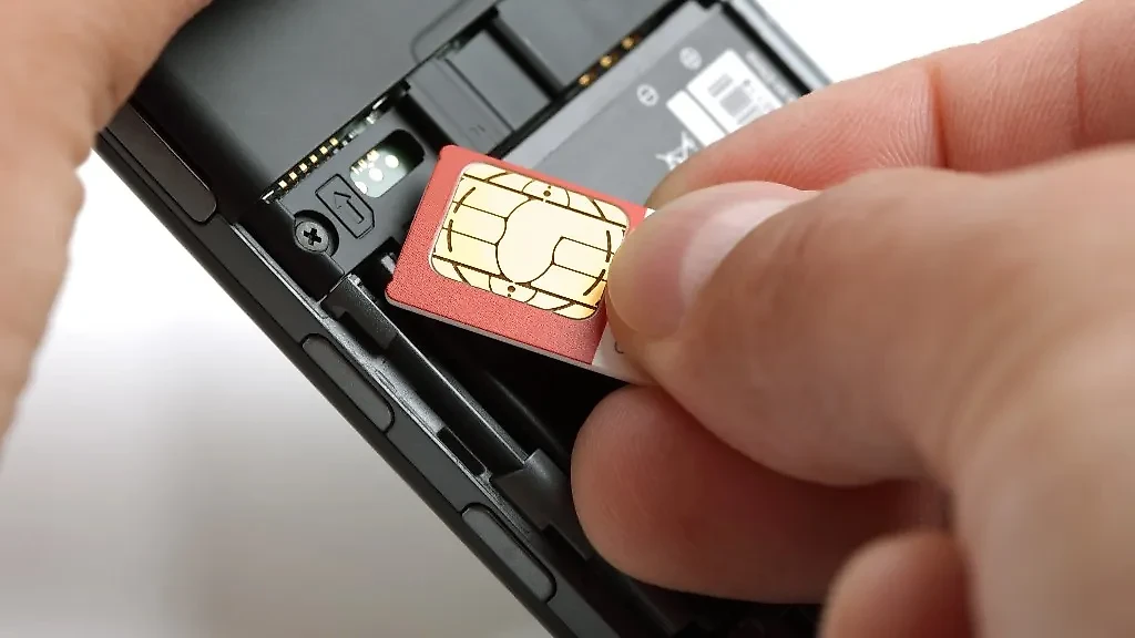 После теракта в "Крокусе" и расцвета телефонного мошенничества в Госдуме предложили ужесточить борьбу с "серыми" сим-картами. Обложка © Shutterstock / FOTODOM / Brian A Jackson