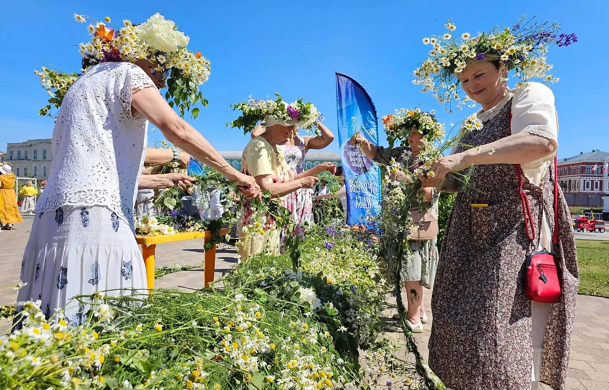 Участники фестиваля в Туле сплели венок из ромашек длиной 265 метров. Обложка © VK / severnayhodba
