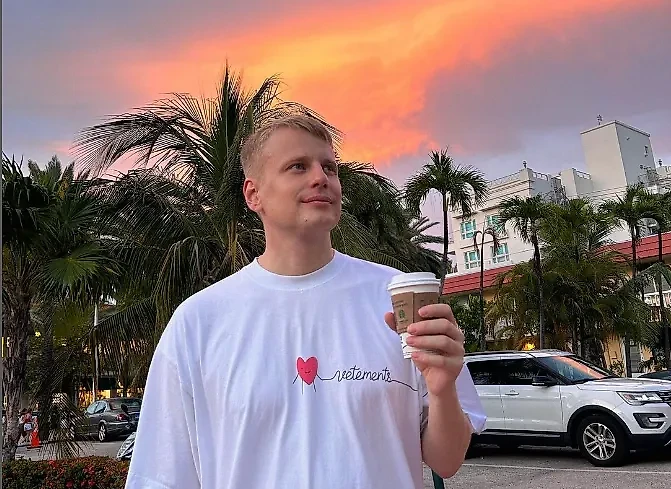 Белорусский комик Слава Комиссаренко. Обложка © Instagram (соцсеть запрещена в РФ; принадлежит корпорации Meta, которая признана в РФ экстремистской) / slavakomissarenko