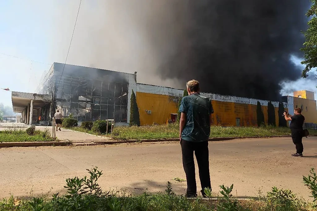 Дым над торговым центром "Галактика" после обстрела со стороны ВСУ в Петровском районе Донецка. Обложка © Дмитрий Ягодкин/ТАСС