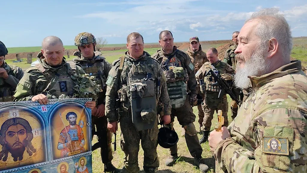 Протоиерей Димитрий Василенков благословляет бойцов в зоне СВО. Фото © Telegram / Батюшки боевого соприкосновения