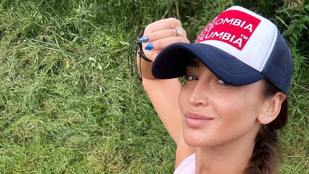 Ольга Бузова демонстрирует кольцо с бриллиантом. Фото © Telegram / byzovahouse