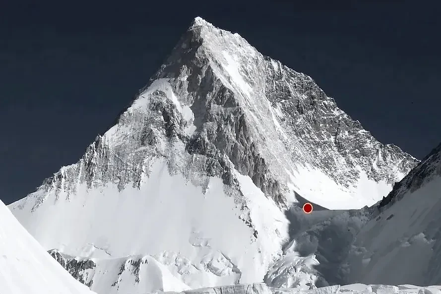 Место на горе Гашербрум IV в Пакистане, где находятся пострадавшие альпинисты. Обложка © VK / "ЭКС" журнал