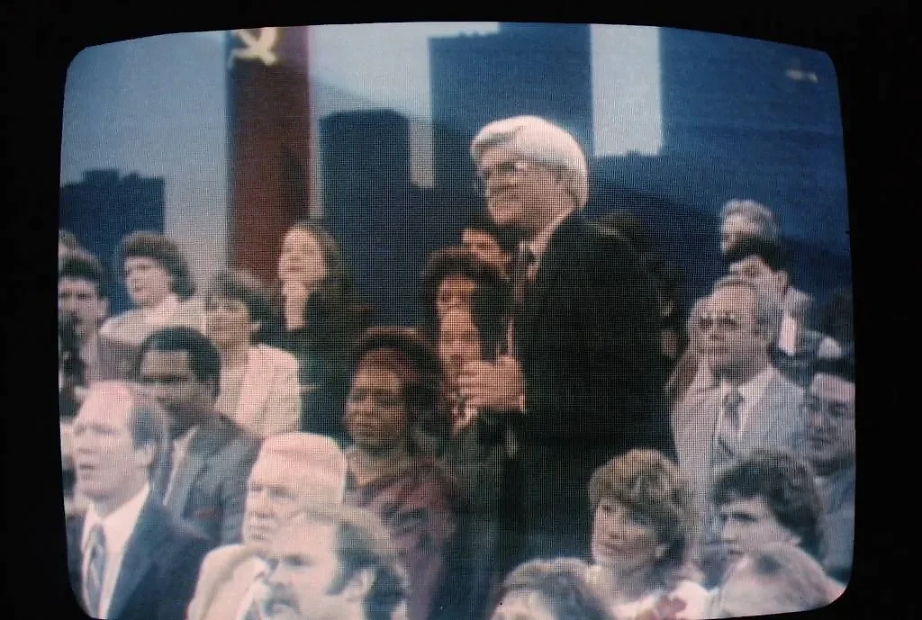 На экране монитора американский телекомментатор Фил Донахью - участник телемоста "Ленинград - Сиэтл". Обложка © Белинский Юрий/Фотохроника ТАСС