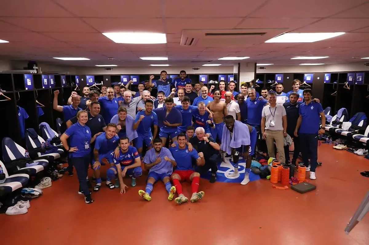 Футболисты "Динамо" из Махачкалы в раздевалке после победы над "Ахматом" — первой для клуба в РПЛ. Обложка © Telegram / ФК "Динамо" Махачкала