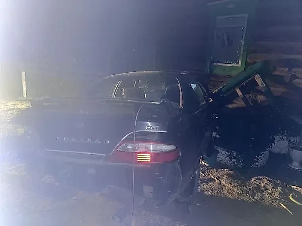 В Бурятии девушка-водитель врезалась в дом, в котором спал ребёнок. Обложка © УГИБДД по Бурятии