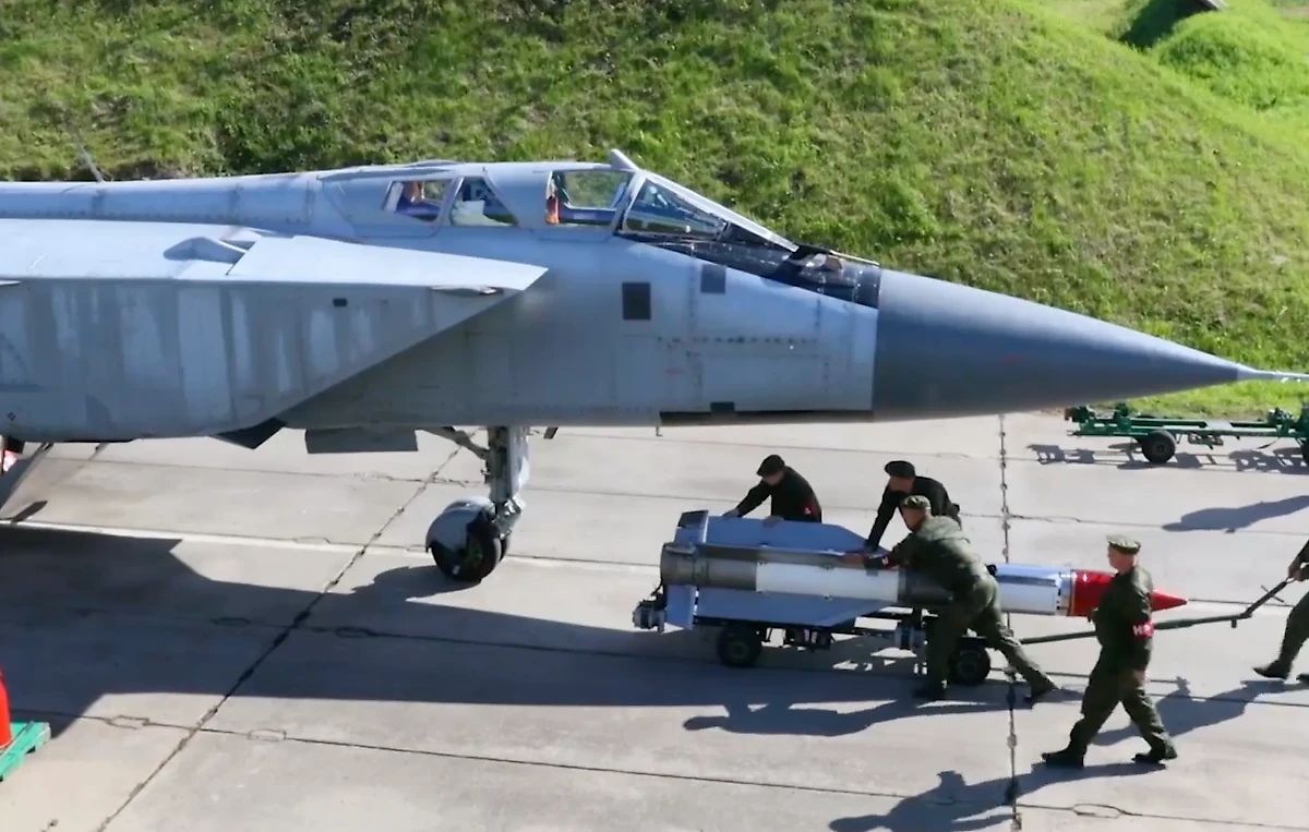 Снаряжение истребителя МиГ-31. Обложка © Telegram / Минобороны России