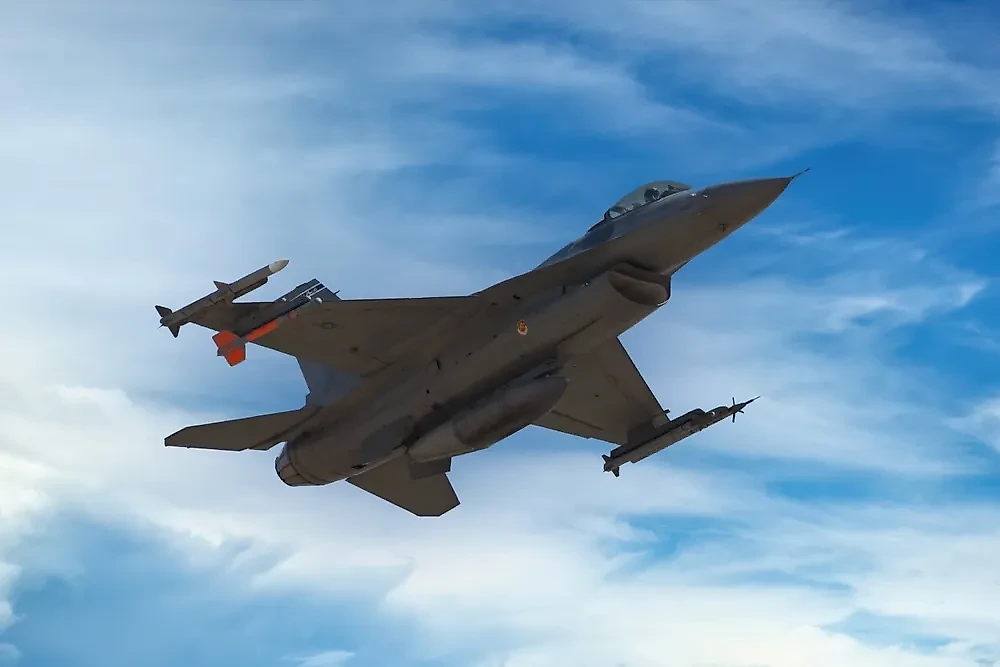 Американский истребитель F-16. Обложка © Shutterstock / FOTODOM / ALAN DAVID STAATS