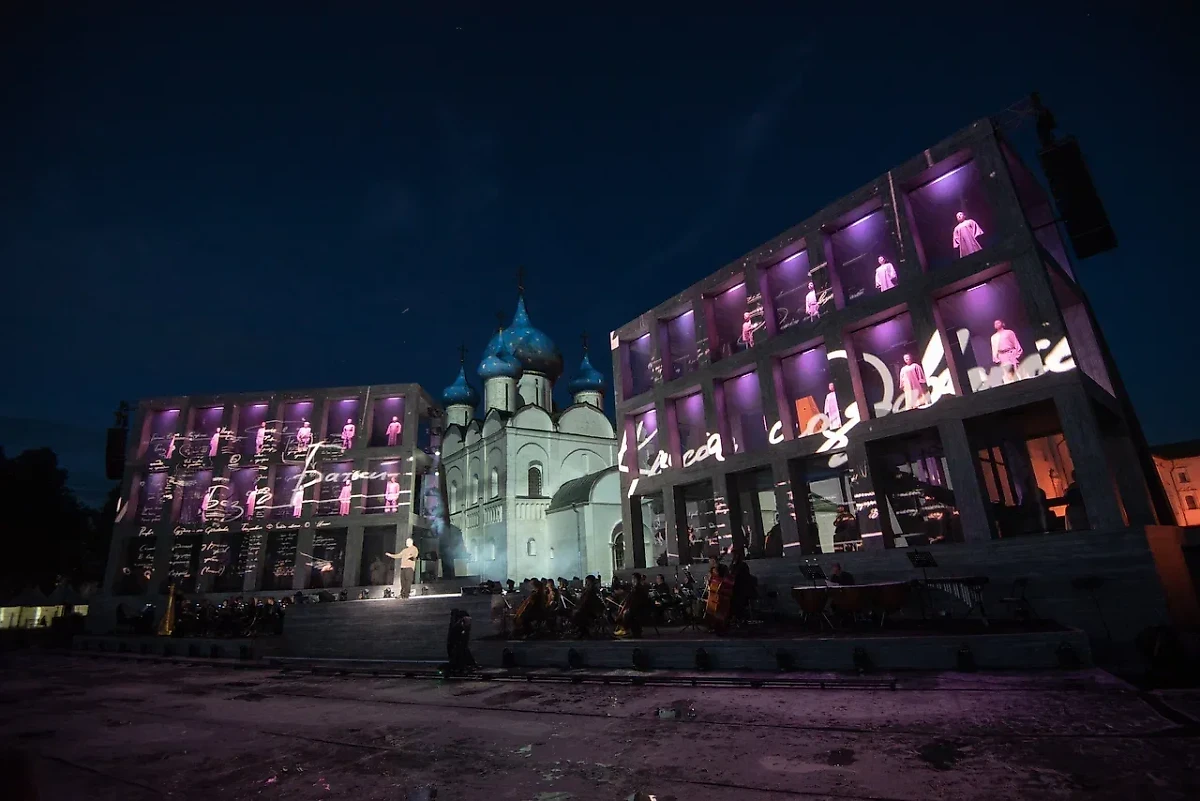 Главная особенность оперы — это масштабный видеомэппинг и зрелищное световое шоу. Обложка © Предоставлено Life.ru