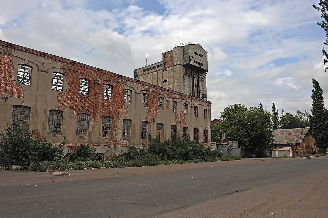 Улица в селе Нью-Йорк в зоне освобождаемого ВС РФ населенного пункта. Фото © Wikipedia / Валерий Дед