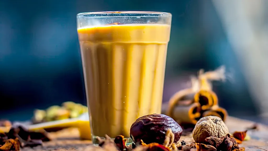 Благодаря правильному сочетанию специй "золотое молоко" становится кладезем полезных свойств. Фото © Shutterstock / FOTODOM / mirzamlk