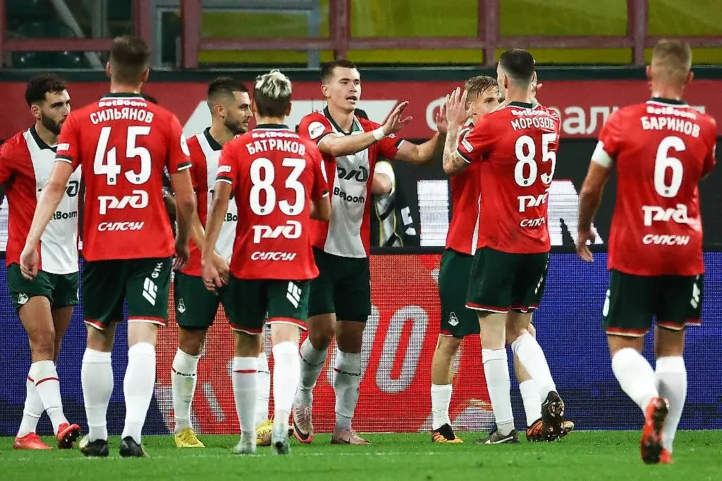 Игроки «Локомотива» радуются забитому голу во время матча с «Ростовом». Обложка © ТАСС / Сергей Булкин
