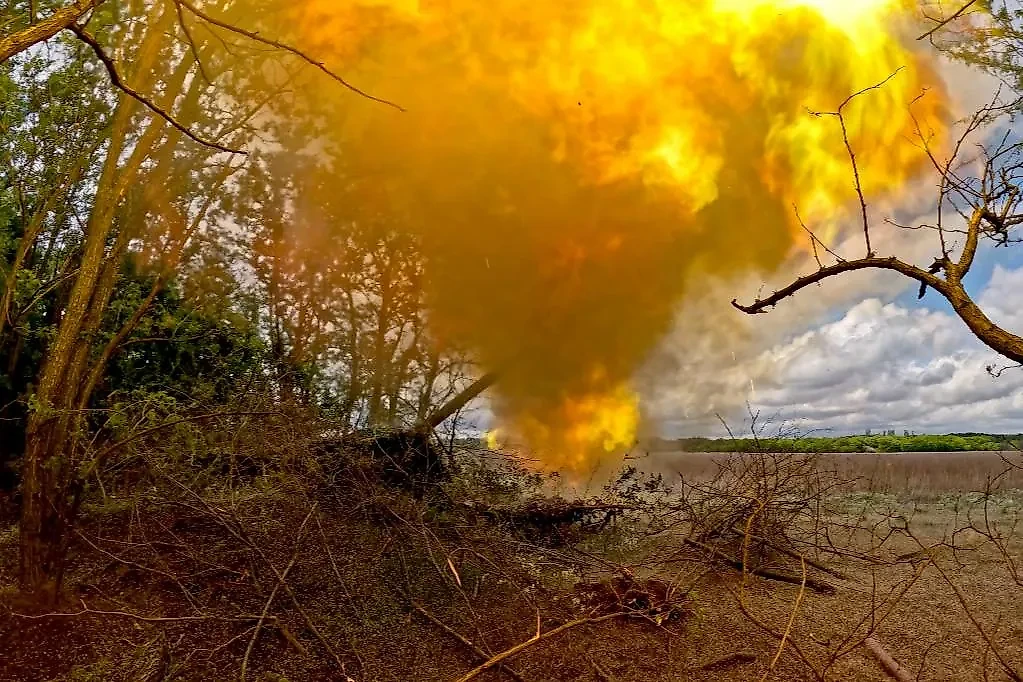 Выстрел из 152-мм пушки 2А36 «Гиацинт-Б» артиллерийского соединения ВДВ группировки войск «Днепр» в зоне проведения специальной военной операции. Фото © ТАСС / Алексей Коновалов