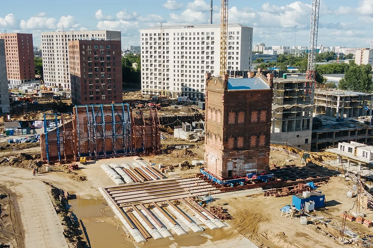 Передвижка водонапорной башни завода «Борец» на улице Складочной в 2020 году. Фото © stroi.mos.ru / Фото Группы ПИК