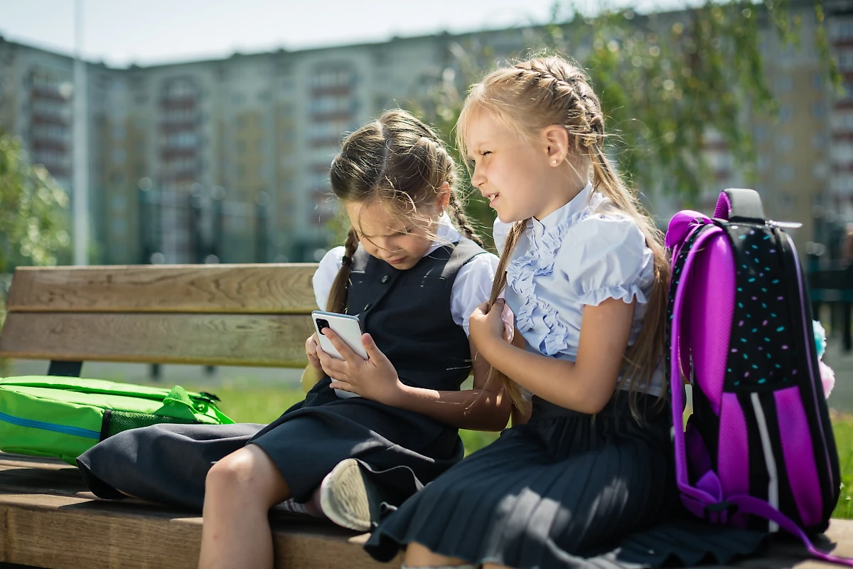 Роспотребнадзор ограничивает вес рюкзака со всем содержимым для учеников 1-2 классов всего полутора килограммами. Но на деле это требование невыполнимо. Обложка © Shutterstock / FOTODOM / Andrey Zhorov