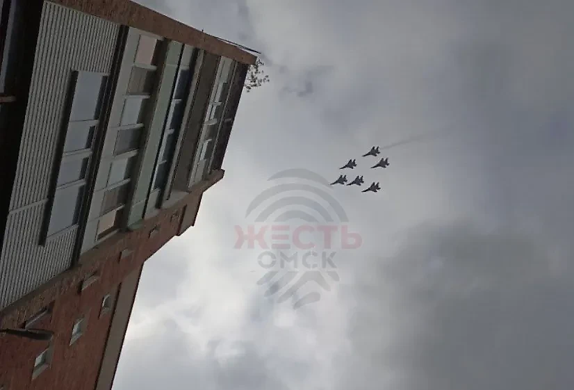 Над Омском пролетели «Стрижи». Обложка © Telegram / Жесть Омск